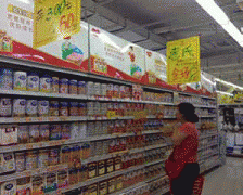 包罗菜市场的卤味烤禽、现场制售的面包糕饼及